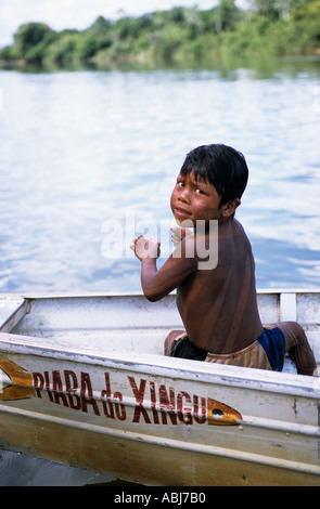 Bacaja Dorf, Brasilien. Ein indischer Junge mit einer Angelschnur in einem Boot auf dem Fluss Xicrin Indianerstamm, Amazon. Stockfoto