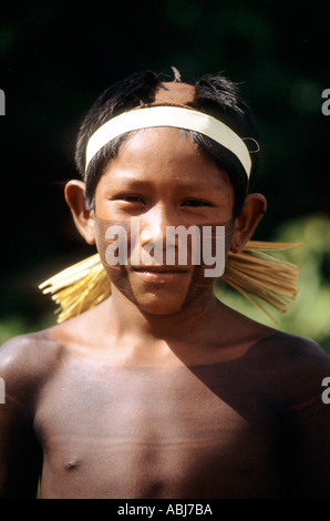Bacaja Dorf, Amazonas, Brasilien. Ein Junge mit einem Stirnband Uhren die Hornets' Nest-Einweihung; Xicrin Stamm. Stockfoto