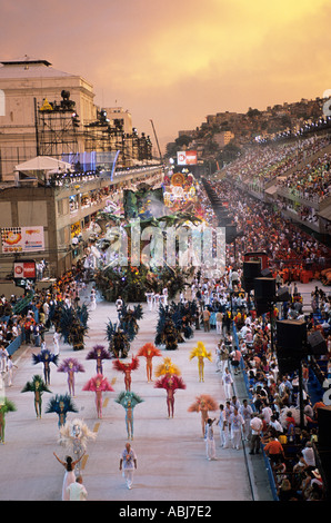 Rio De Janeiro, Brasilien. Karneval; Dämmerung im Sambadrome mit Mädchen in Feder Kostüme und schwimmt; Sambaschule Beija Flor. Stockfoto