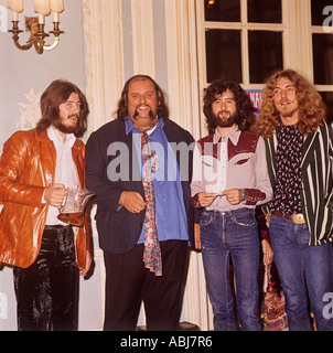 LED Zeppelin, Bild zeigt l - R John Bonner Schlagzeuger Peter Grant Manager, Lead-Gitarrist Jimmy Page und Robert Plant-Sänger Stockfoto