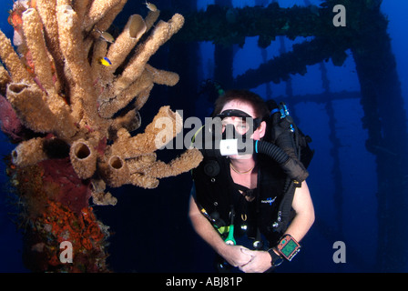 Taucher schwimmen durch eine Bohrinsel im Golf von Mexiko aus Texas Stockfoto