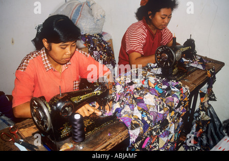 Balinesischen Frauen nähen Kleidung zum Verkauf an Touristen Stockfoto