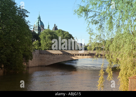 Ludwigsbrücke über die Isar mit Kuppeln der St. Lukas-Kirche im Hintergrund. München, Bayern, Deutschland. Stockfoto