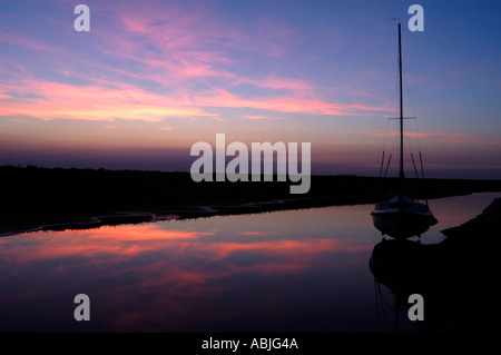 atemberaubenden lila und rosa Sonnenuntergang an Blakeney Norfolk in England im september Stockfoto