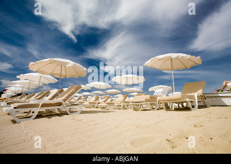 Weißen Sonnenschirm und cremefarben lange liegen am schönen Strand von Pampelonne, Ramatuelle, Frankreich Stockfoto