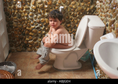 Ein kleiner Junge auf der Toilette Erfahrungen Verstopfung in den frühen Morgenstunden ...