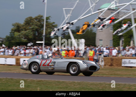 Stirling Moss in der 1955 Mercedes-Benz 300SLR beim Goodwood Festival of Speed Stockfoto