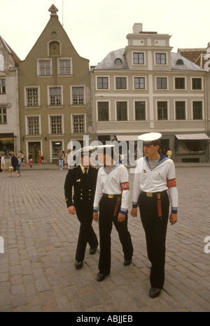 Riga Lettland 1980er JAHRE EIN baltischer Staat Teil der UdSSR. Altstadt, drei junge Matrosen in Uniform 1989. HOMER SYKES Stockfoto