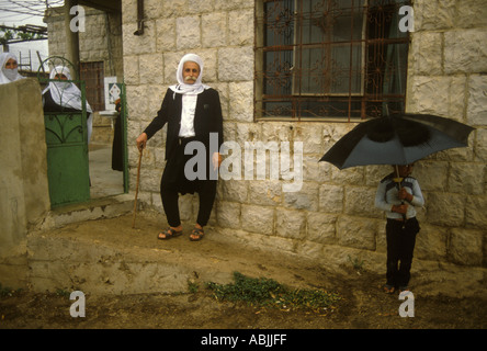 Drusenmann in traditioneller Kleidung. Weißer Turban in einem Schal und schwarze Sherrwal-Baggy-Hose. MAS'ade, Golan Heights 1982 1980er Stockfoto