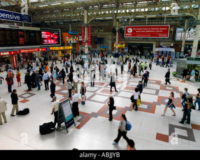 Menschen warten auf Zug im Bahnhof Victoria Station Victoria London England Stockfoto