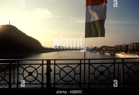 Budapest Ungarn blickt nach Norden auf die Donau und zeigt die Zitadelle und Statue oben links aus den 1990er Jahren um 1995 HOMER SYKES Stockfoto