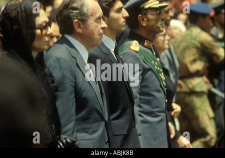 Schah des Iran Staatsbegräbnis 1980 Kairo Ägypten Shahs Witwe, ehemalige Kaiserin Farah Diba Pahlevi Präsident Richard Nixon Prinz Reza Pahlevi Anwar Sadat Stockfoto