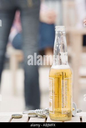 Bierflasche auf Tisch Stockfoto