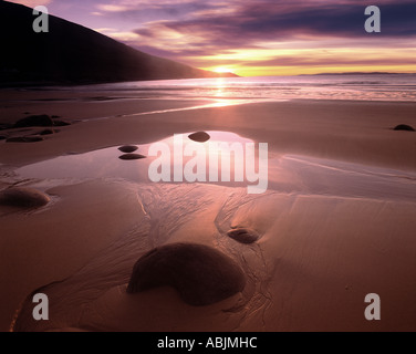 IE - CO. MAYO: Sonnenuntergang am Doogort Strang auf Achill Island Stockfoto