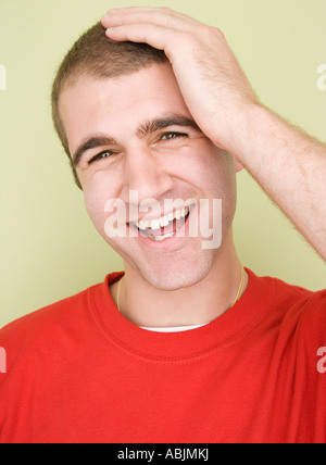 Mann mit der Hand auf Kopf lachen Stockfoto
