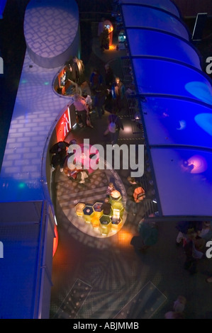 Abstrakte Sicht auf die interaktive Anzeige im futuristisch aussehende Wellcome Wing im Science Museum, London, England Stockfoto