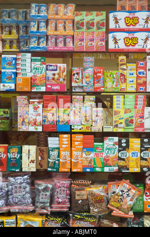 Bunte chinesische Lebensmittel Anzeigen in Schaufenster in Chinatown, London, England Stockfoto