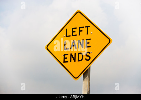 Linke Spur endet Straßenschild Stockfoto