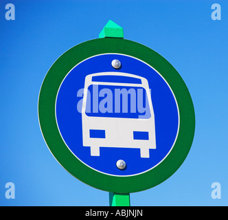 Niedrigen Winkel Blick auf Bus Straßenschild Stockfoto