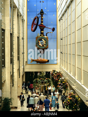 GB - GLOUCESTERSHIRE: Wollen Fisch Uhr von Kit Williams im Cheltenham Regent Arcade Shopping Centre Stockfoto