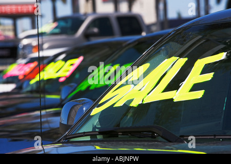 Autos mit Verkauf auf Windschutzscheiben Stockfoto