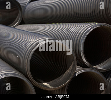 Stapel von Großrohren aus Metall Stockfoto