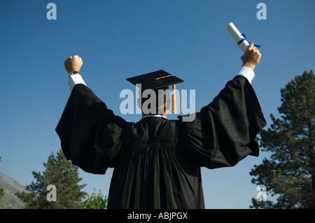 Männlicher Absolvent jubeln Stockfoto