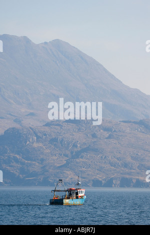 Angelboot/Fischerboot auf Loch Broom, Ben Mor Coigach hinter NW Highlands, Schottland, Vereinigtes Königreich Stockfoto