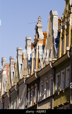 Eine Reihe von bunten denkmalgeschützten Häusern mit kunstvollen Giebeln auf dem Marktplatz in Opole, Schlesien, Polen. Historische europäische Architektur vor blauem Himmel. Stockfoto
