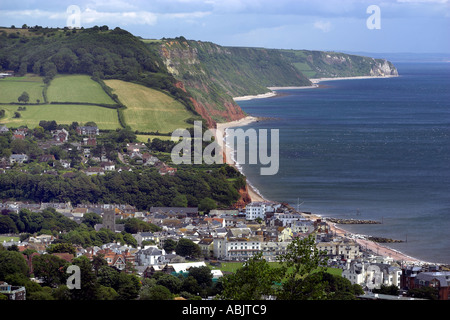 Das Regency Seebad Sidmouth in East Devon mit den Klippen der Jurassic Coast hinter Stockfoto
