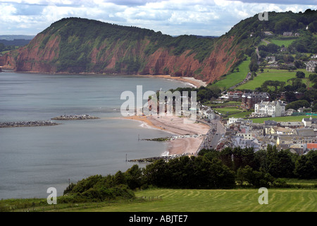 Das Regency Seebad Sidmouth in East Devon mit den Klippen der Jurassic Coast hinter Stockfoto