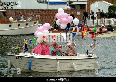 Henley Royal Regatta Henley on Thames drei Damen auf einem Schiff namens Elo mit Luftballons Stockfoto