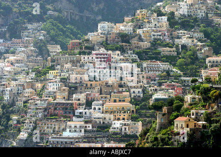 Positano thront auf der Piste über die Amalfi-Küste-Italien Stockfoto