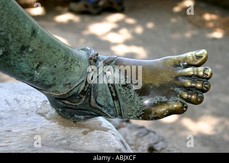 Statue in Ravello Villa Cimbrone Bronze Fuß Italien Stockfoto