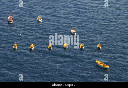 Gelbe Ruderboote in Zeile Küste Positano Italien Stockfoto