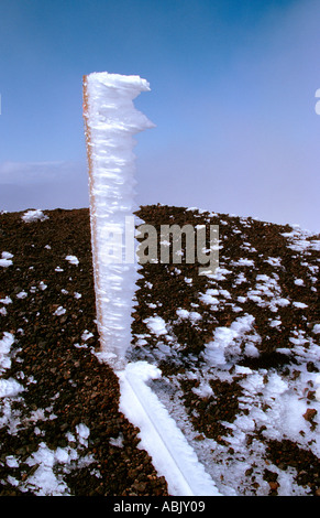 vom Wind verwehten Eiszapfen an einem Mast Tongariro Crossing Nordinsel Neuseeland Stockfoto