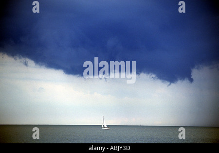 Yacht segeln auf der Nordsee vor Shingle Street, Suffolk UK Stockfoto