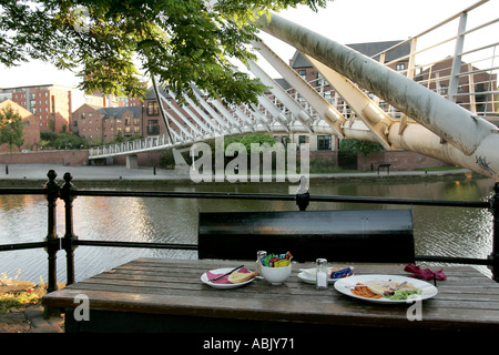 Restaurant-Kneipe nach Diner Party paar niemand verließ Overs Fetzen gebrochen Speisereste Essensreste Schutt Fastfood verschwenden Stockfoto