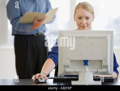 Geschäftsfrau mit Computer am Schreibtisch Stockfoto