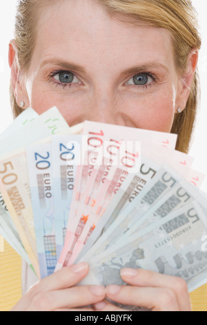 Frau mit aufgefächert, Euro-Banknoten Stockfoto