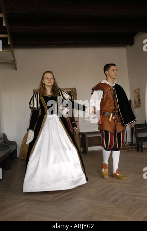 In Sandomierz, Swietokrzyskie, Polen, tanzen junge Tänzer traditionelle Trachten. Stockfoto