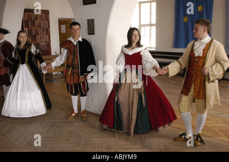 In Sandomierz, Swietokrzyskie, Polen, tanzen junge Tänzer traditionelle Trachten. Stockfoto