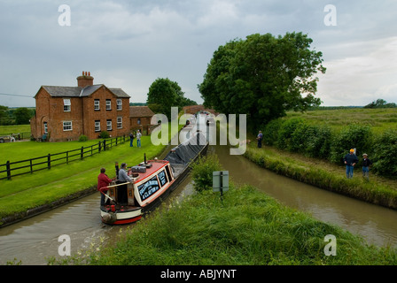 Narrowboat durchqueren der Braunston Kreuzung zwischen der Grand Union und Oxford Kanäle Stockfoto