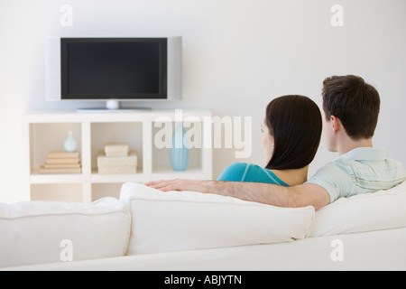 Paar vor dem Fernseher auf sofa Stockfoto