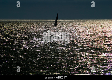 Sillhouette einer Yacht segeln im Meer Stockfoto