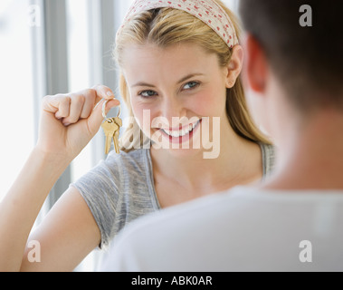Frau mit Hausschlüssel Stockfoto
