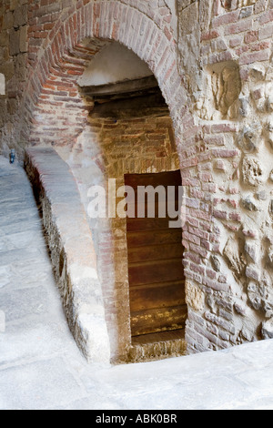 Alte steinerne Bogen und schmale Gasse mit den Schritten in Toskana-Hügel-Stadt-Italien, Europa, EU Stockfoto
