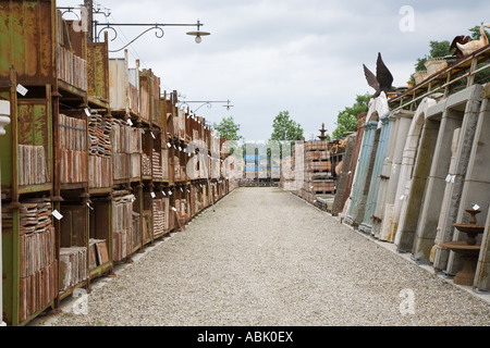 Upcycling, Architekturstein, recycelte Bauartefakte und Mauerwerkstoffe. Italyan Reclamation Yard, Poggibonsi, Toskana Italien, Europa, EU Stockfoto