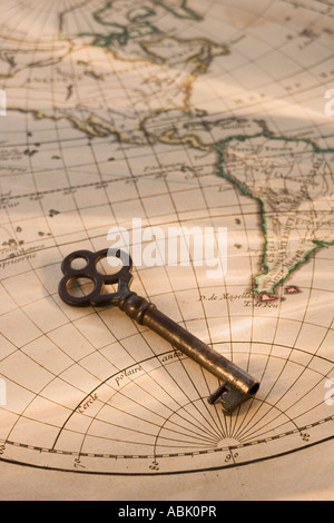 Altmodische Schlüssel auf Globuskarte Stockfoto
