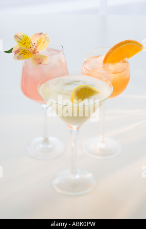 Verschiedene Cocktails am Tisch Stockfoto